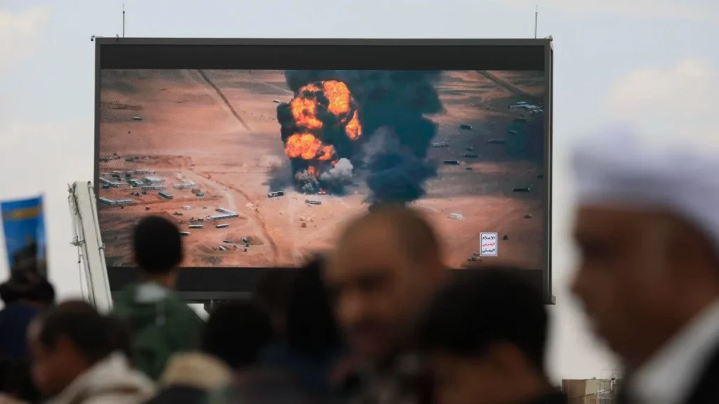 Humo y daños tras bombardeos aéreos en la gobernación de Taiz en Yemen
