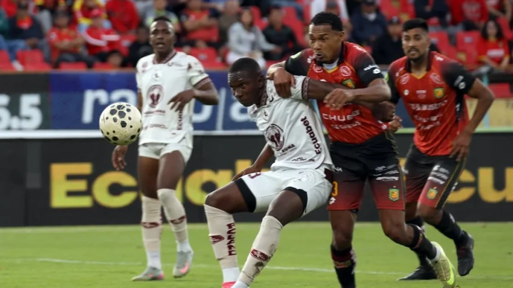 Disputa del balón entre Deportivo Cuenca y Mushuc Runa en el Serrano Aguilar