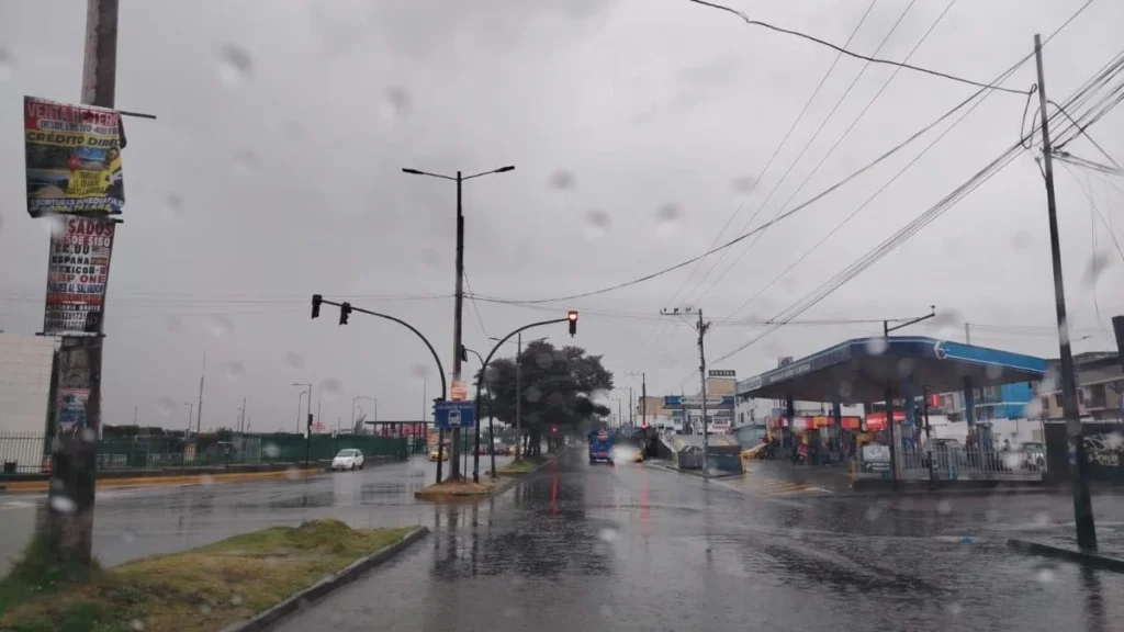 Equipo de emergencia municipal inspecciona sector anegado en el sur de Quito