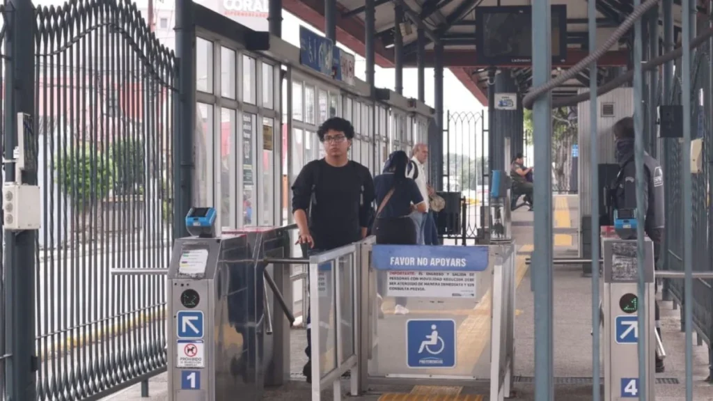 Parada del sistema de transporte Metrovía en Guayaquil
