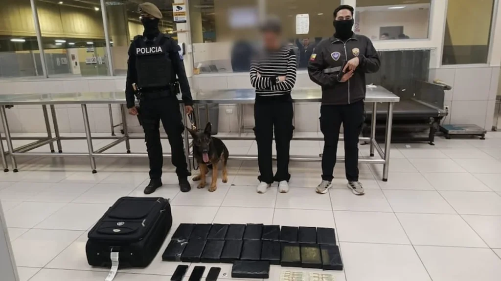 Agentes policiales custodian maleta con droga en el aeropuerto de Guayaquil