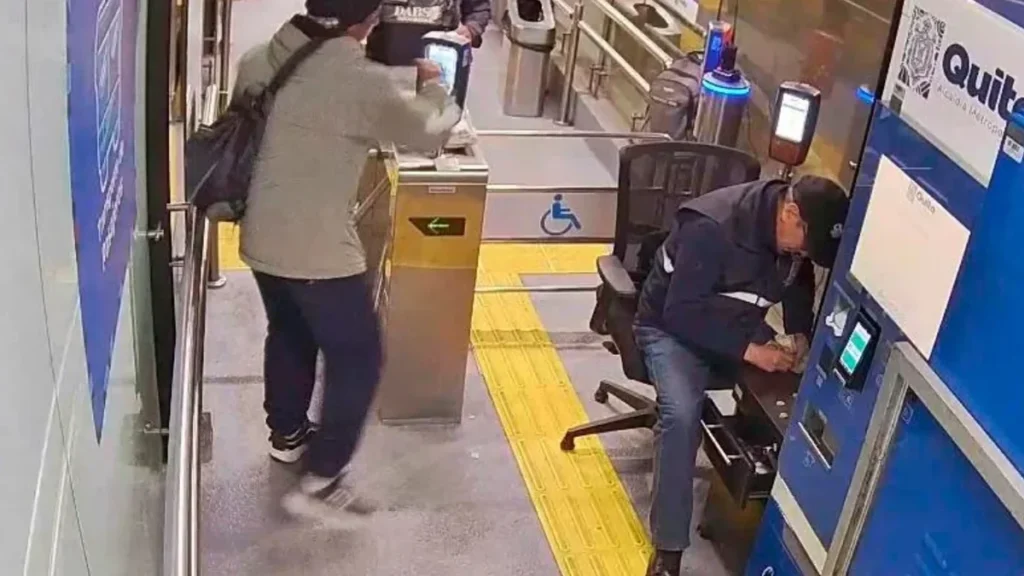 Validador de pasajes y estación del sistema Trolebús en Quito