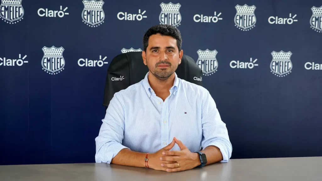 José David Jiménez en conferencia de prensa explicando la deuda de Emelec