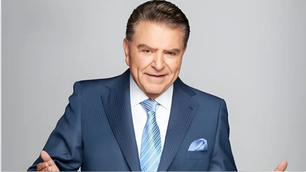 Don Francisco sonriendo en el estudio de televisión durante la presentación de su nuevo programa