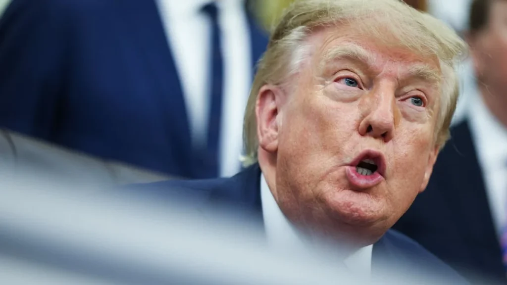 Donald Trump durante rueda de prensa sobre política exterior