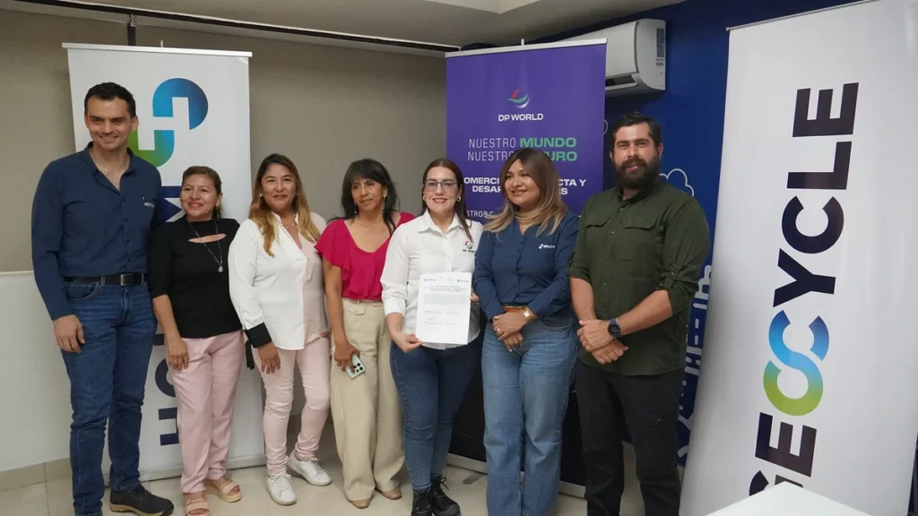 Firma de convenio entre DP World, Geocycle y Fundación Holcim Ecuador