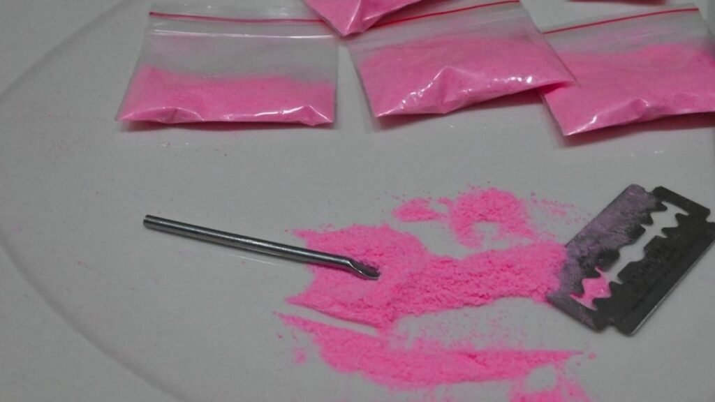 Polvo de color rosa y muestras químicas en laboratorio forense