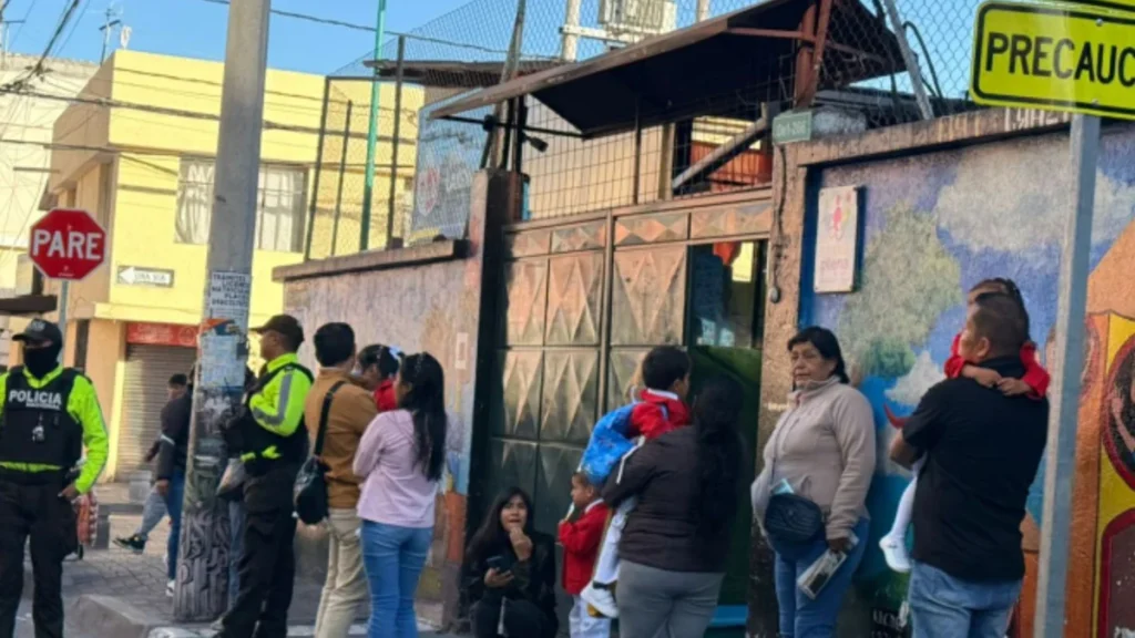 Estudiantes a la salida de un colegio en Quito, sector con reportes de inseguridad