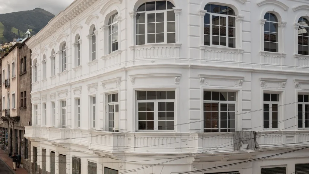 Fachada del Ecomuseo Biblioteca en el Centro Histórico de Quito