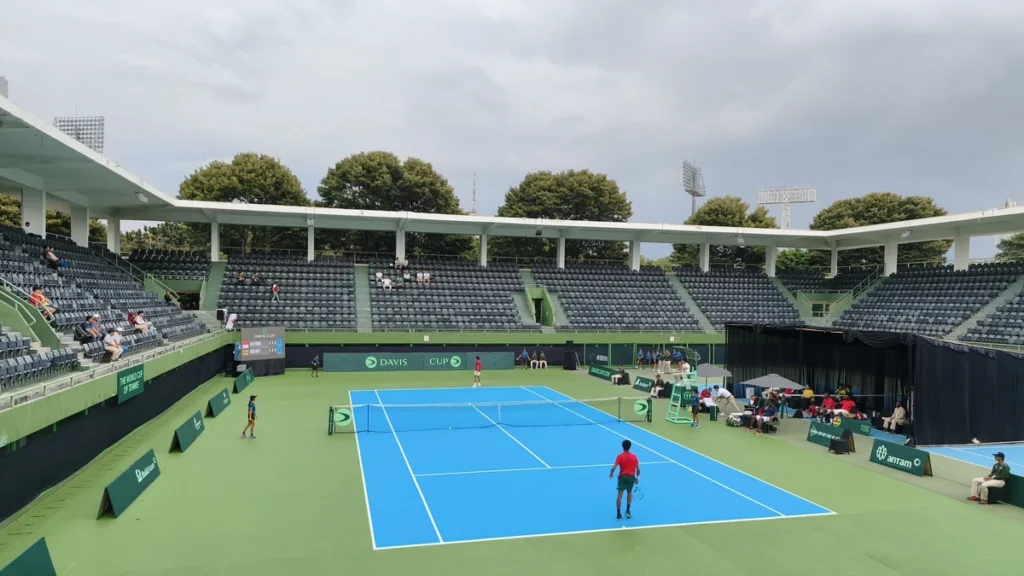 Cancha de tenis durante un partido de Copa Davis