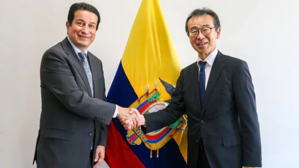 Banderas de Ecuador y Japón en reunión bilateral de comercio