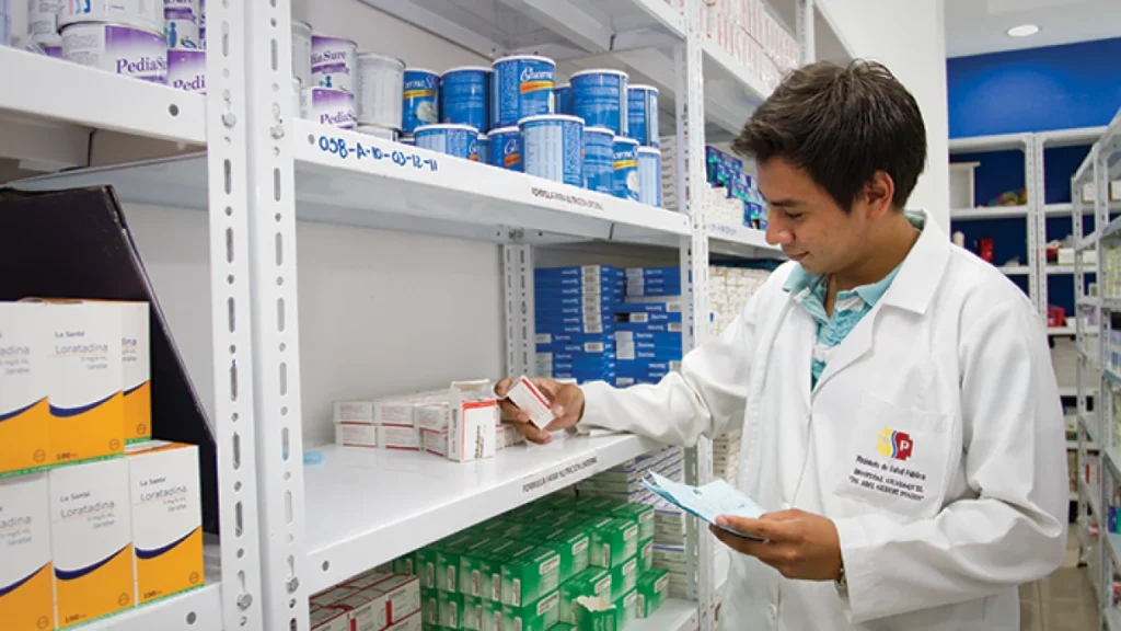 Cajas de medicamentos en estantería del nuevo Cuadro Nacional de Medicamentos Básicos de Ecuador