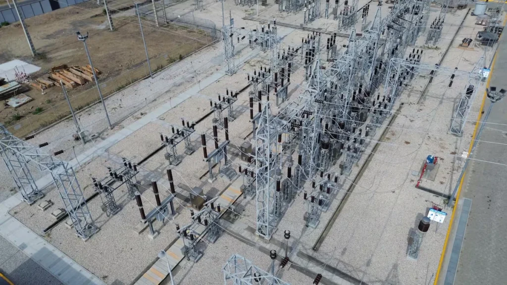Central termoeléctrica y torres de alta tensión en Ecuador