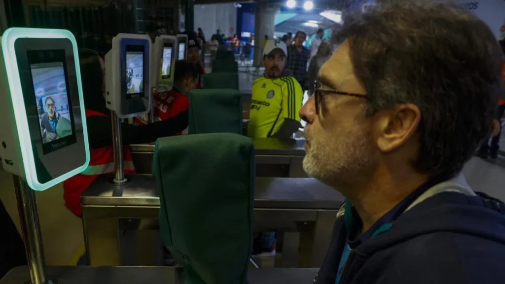 Reconocimiento facial y escaneo de datos biométricos en sistemas de seguridad
