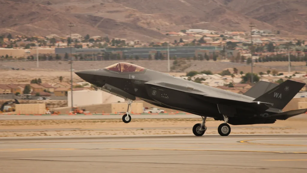 Caza F-35 de la Fuerza Aérea de Estados Unidos aterrizando