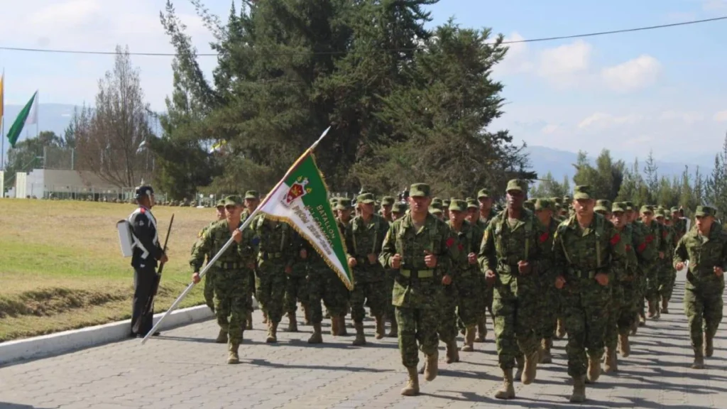 Aspirantes del Ejército Ecuatoriano durante una ceremonia de formación militar