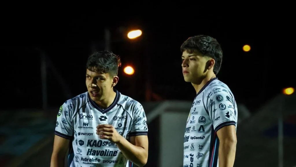 Futbolistas de El Nacional muestran desconsuelo sobre la cancha tras el descenso