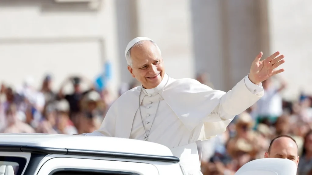 El papa León XIV durante su arribo oficial en el inicio de su visita a Francia