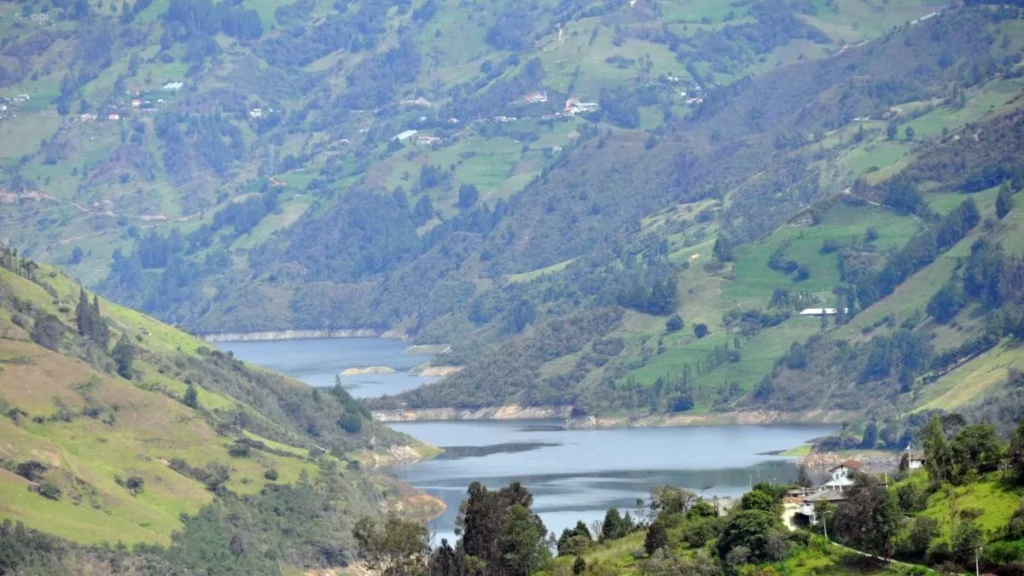 Vista panorámica del embalse de Mazar en el Austro ecuatoriano