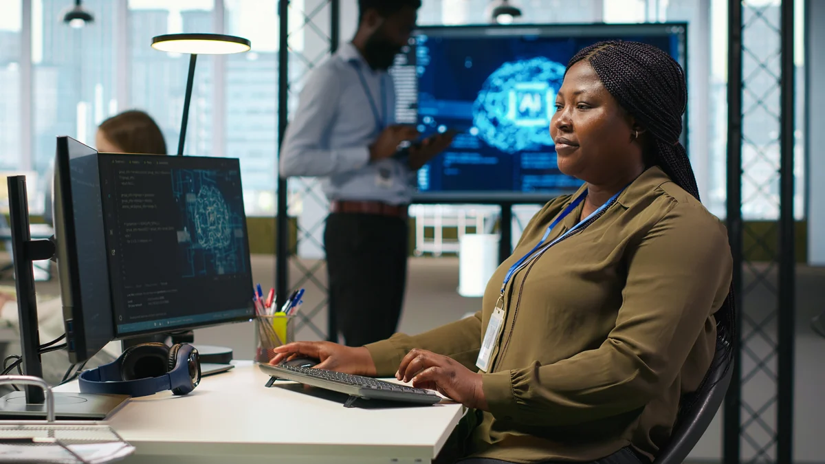 Profesionales trabajando con herramientas de inteligencia artificial en una oficina