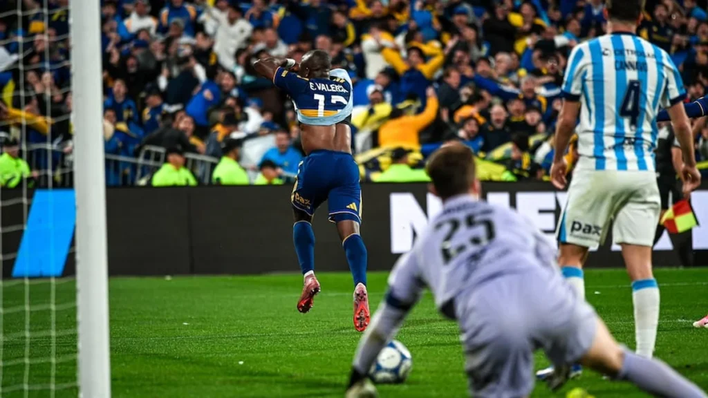 Enner Valencia celebrando con la camiseta de Boca Juniors