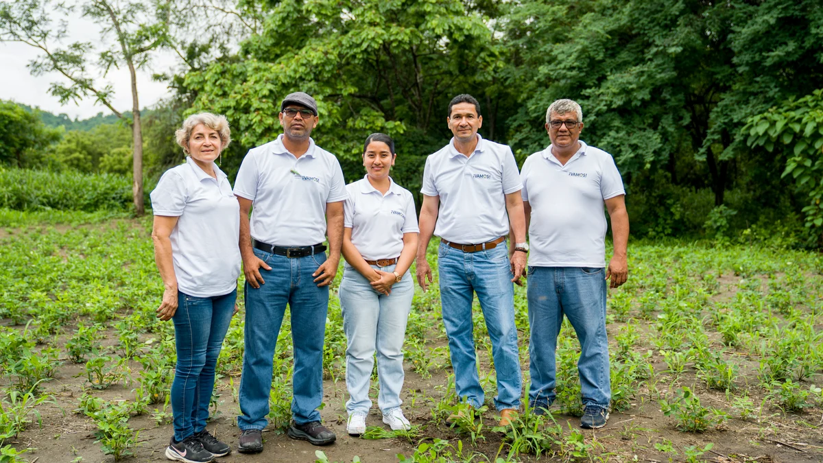 Docentes de bachillerato técnico agropecuario capacitados por Escuela VAMOS en una jornada de campo en Ecuador
