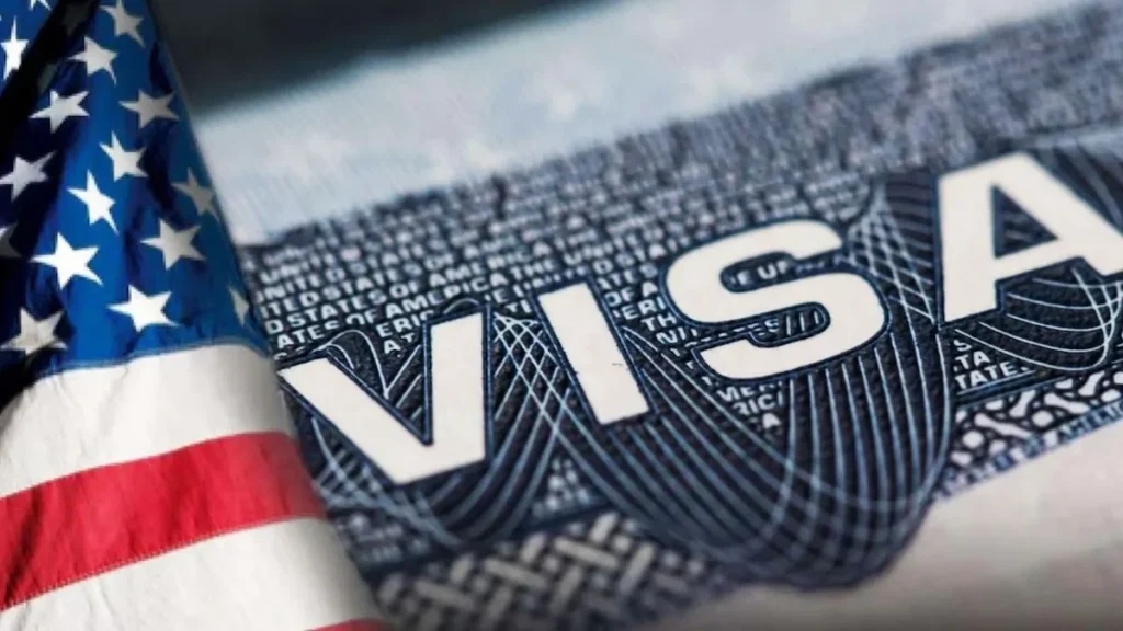Pasaporte con visa estadounidense y sello del Departamento de Estado de EE. UU.
