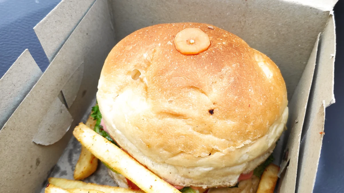 Hamburguesa con papas fritas, ejemplo de comida ultraprocesada