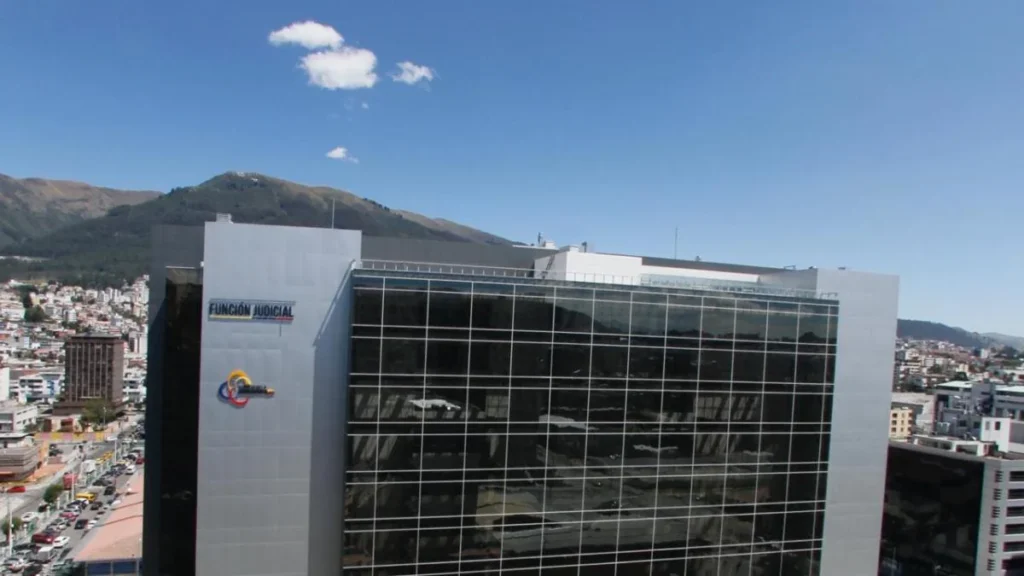 Fachada de una sede judicial vinculada al traslado de jueces anticorrupción en Quito