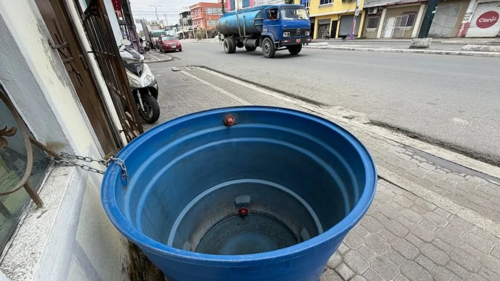 Tanques y recipientes vacíos para almacenar agua en Durán durante la crisis
