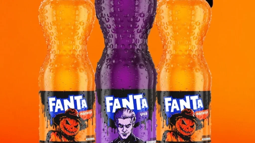 Botellas de Fanta naranja y uva con personajes de Halloween en sus etiquetas