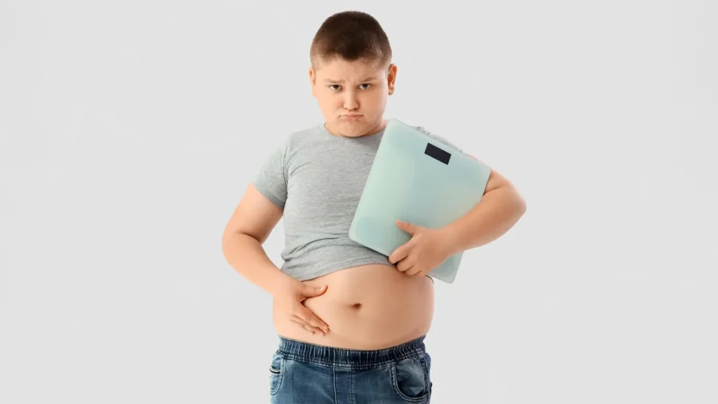 Niño frente a una báscula médica en consulta de salud pediátrica