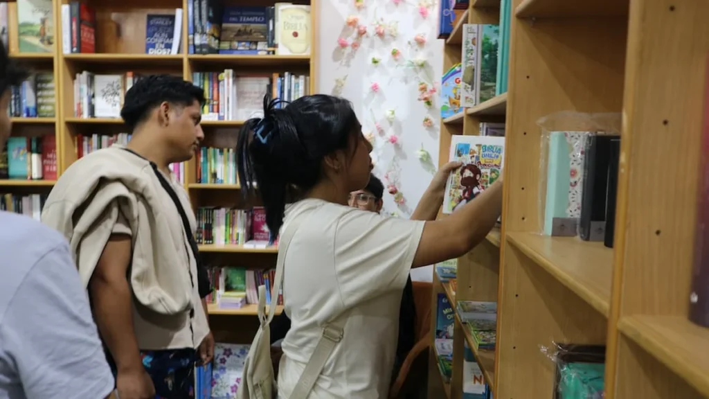 Público recorre los estands de la Feria del Libro de Guayaquil