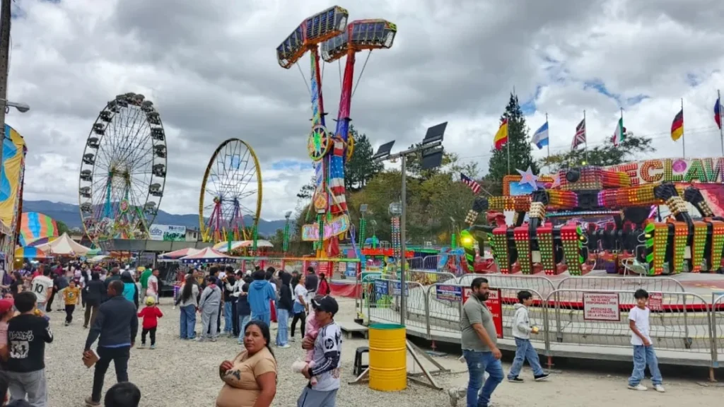 Pabellones y estands comerciales en el Complejo Ferial Simón Bolívar durante la Feria de Loja 2026
