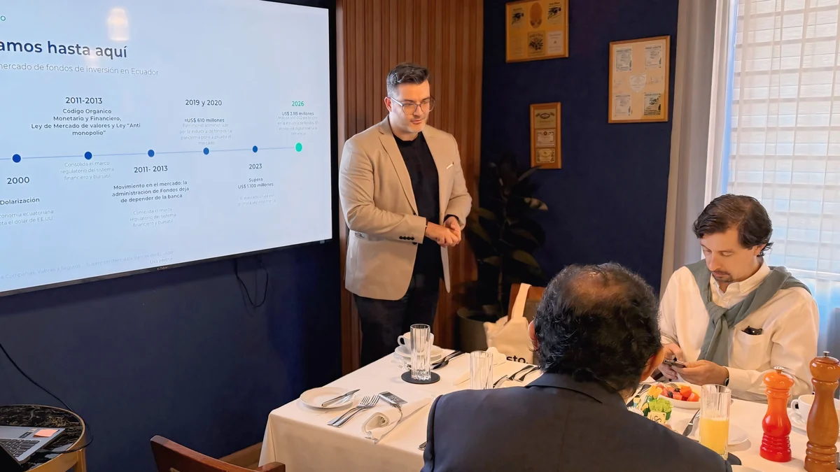Directivos de Fideval durante el desayuno con periodistas sobre el mercado de fondos de inversión en Quito