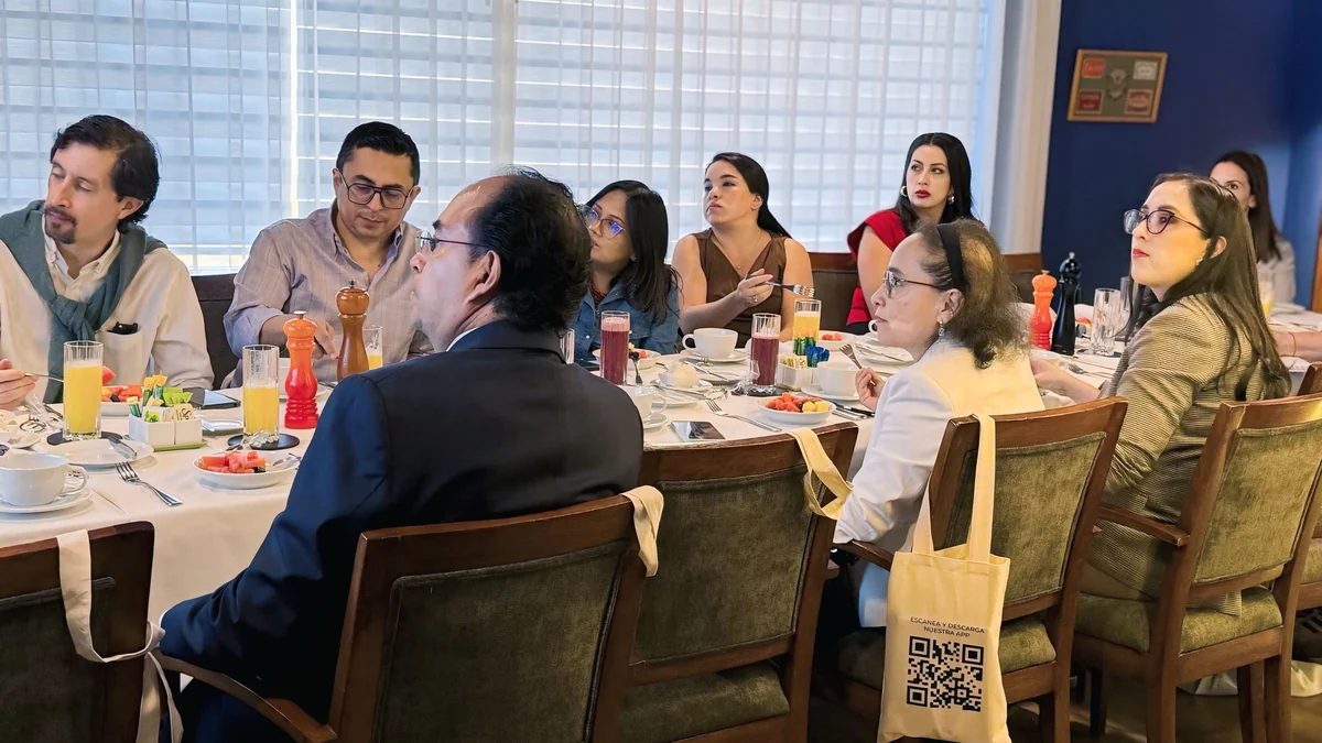 Directivos de Fideval presentando cifras del mercado de fondos de inversión en un desayuno con prensa