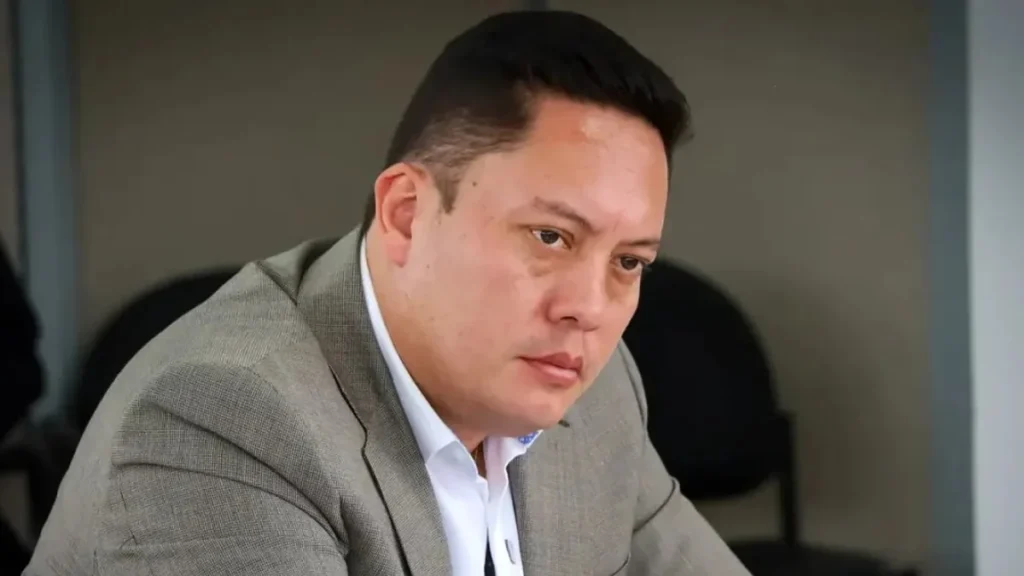 Cristian Zamora en una conferencia de prensa en Cuenca Ecuador