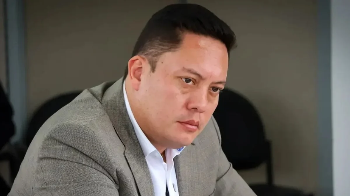 Cristian Zamora en una conferencia de prensa en Cuenca Ecuador