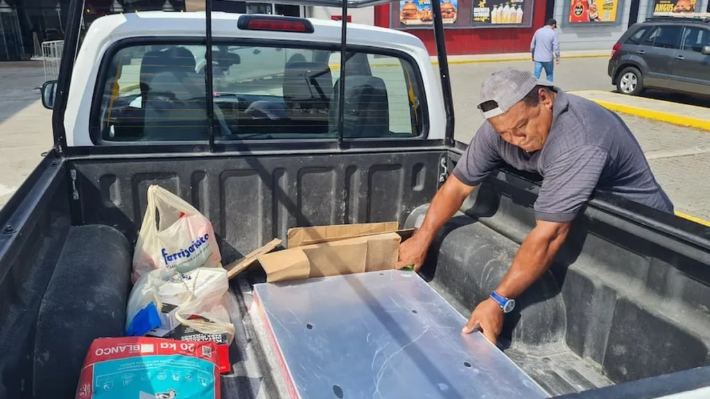 Camionetas de carga liviana y fleteros en avenidas de Guayaquil