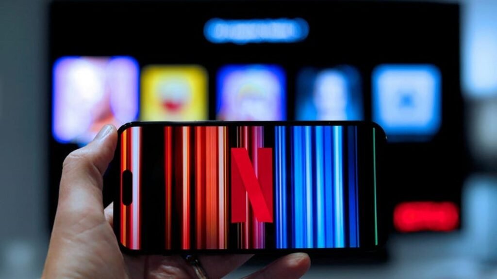 Logotipo de Netflix en pantalla de televisión y perfiles de usuarios