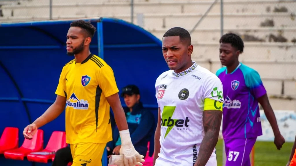 Camiseta deportiva con el auspicio de la casa de pronósticos Forbet en el fútbol ecuatoriano