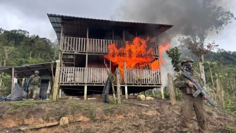 Campamento del Frente Oliver Sinisterra destruido por el Ejército en Urcuquí