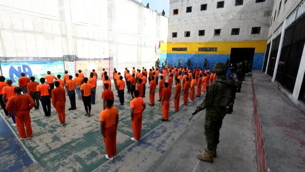 Patrullajes de la Policía Nacional en el Centro de Rehabilitación Social de Turi