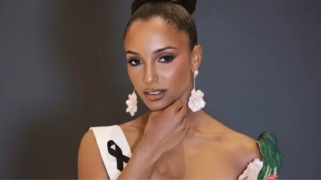 Gabrielle Henry, ex Miss Universo Jamaica, en el escenario del certamen
