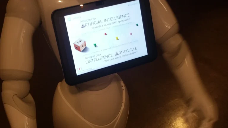 Robot basado en inteligencia artificial en una sala de conferencias de oficina