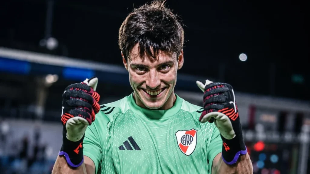 Santiago Beltrán, arquero de River Plate, durante un partido