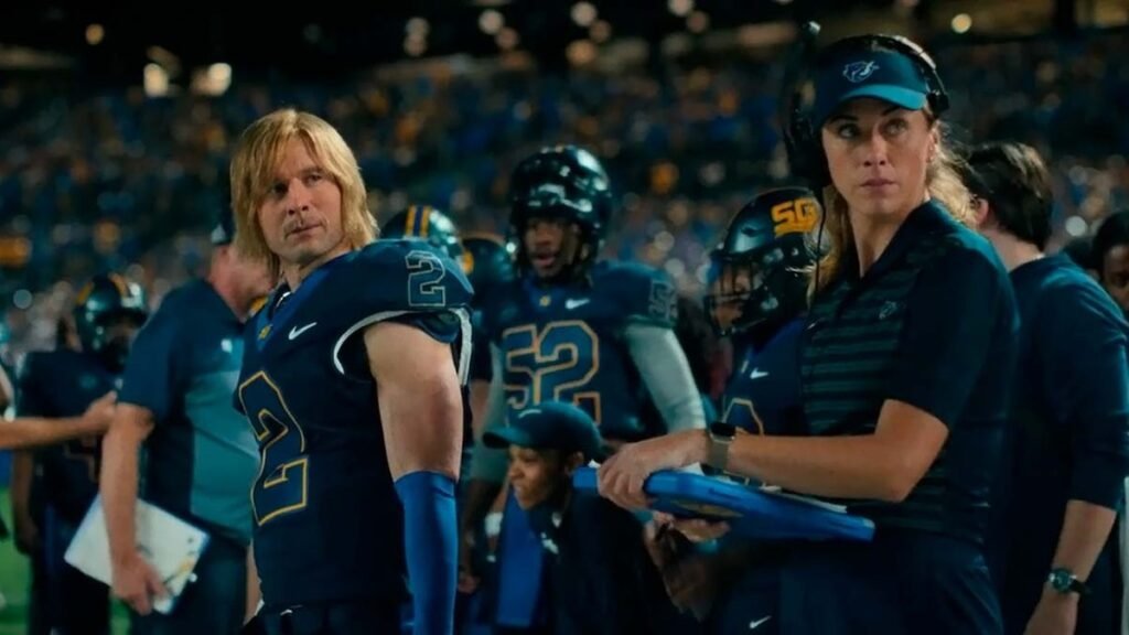El actor Glen Powell caracterizado en el rodaje de la serie Chad Powers