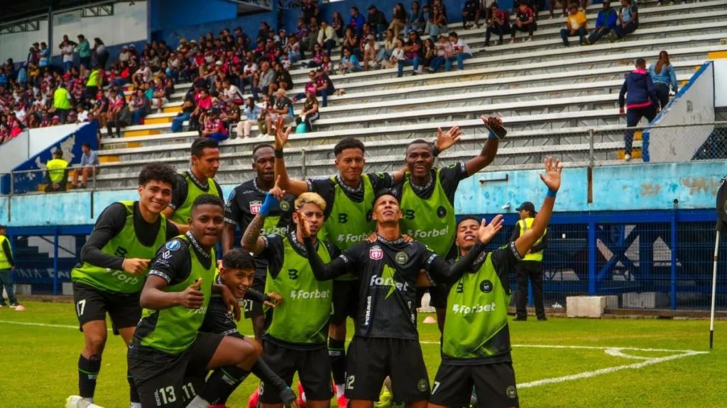 Futbolistas del club Inter de Quito durante un encuentro de Segunda Categoría