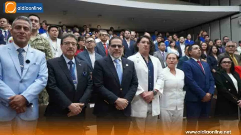 Personal médico y de enfermería en hospital del Ministerio de Salud Pública de Ecuador