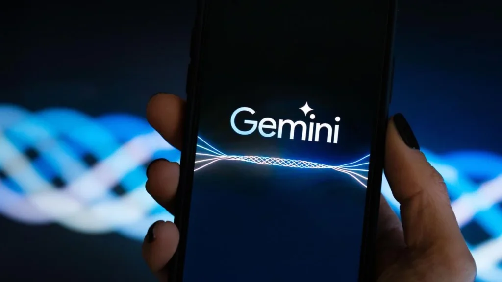 Logo de Google Gemini en pantallas de monitoreo de ciberseguridad